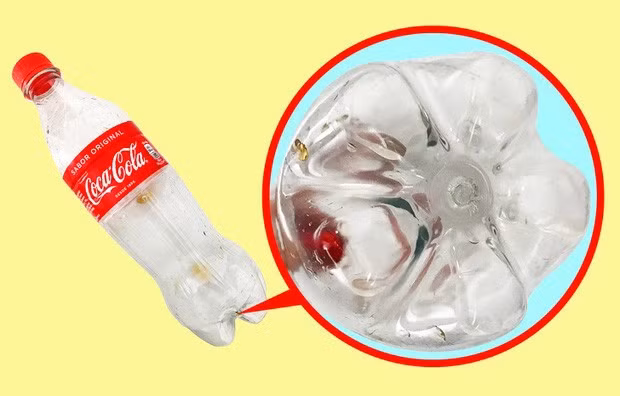 6. Vì sao đáy chai Coca lồi lõm hơn chai nước suối? Đáy chai Coca có những phần lồi lõm được cho là để tăng sức mạnh của chai. Đây là điều cần thiết vì chai nhựa phải chịu được áp suất của khí gas trong nước Coca.