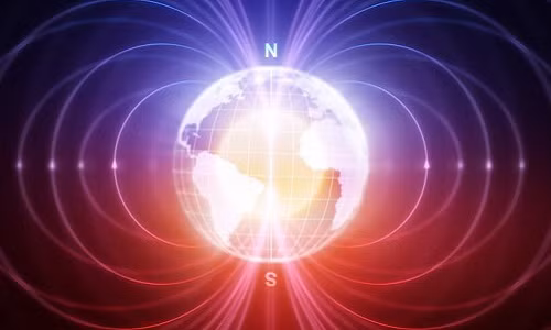 “Sự thay đổi đáng kể nhất khi các cực từ đảo là mật độ của toàn bộ từ trường giảm đi trên diện rộng”, Our Amazing Planet dẫn lời Jean-Pierre Valet, người nghiên cứu hiện tượng này tại Viện Vật lý Trái đất Paris. Từ trường Trái đất mất từ 1.000 đến 10.000 năm mới hoàn tất quá trình trên. Do vậy, đừng suy diễn rằng mọi chuyện sẽ đột ngột diễn ra trong ngày một ngày hai.