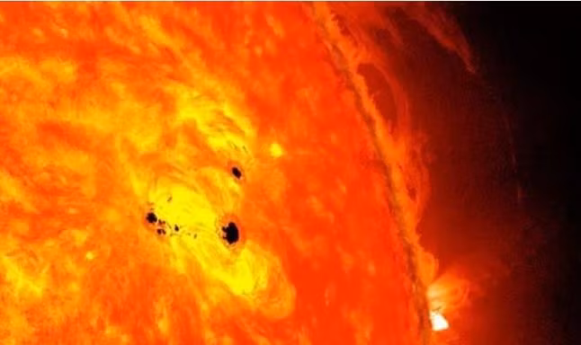 “Những sự phun trào vật chất vành nhật hoa (CME) thỉnh thoảng xuất hiện, và đôi khi quất thẳng đến Trái đất”, Tarduno nói. Một số dạng hạt điện tích nguy hiểm liên quan đến CME có thể bị từ trường Trái đất cản lại. Do vậy, tác động bảo vệ này sẽ kém hiệu quả nếu từ trường yếu đi.