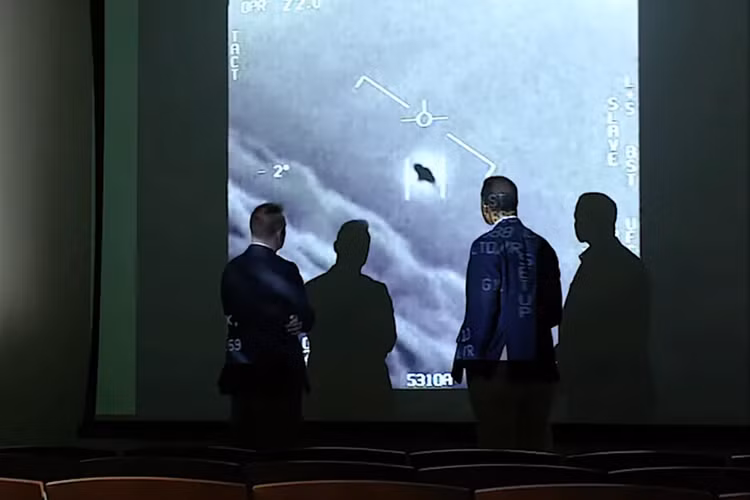 Theo Elizondo, chính phủ Mỹ khi điều tra về UFO, có phương pháp giống hoạt động chống khủng bố. Elizondo nói UFO là “có thật” và các thông tin liên quan đến UFO “rất đáng chú ý”.