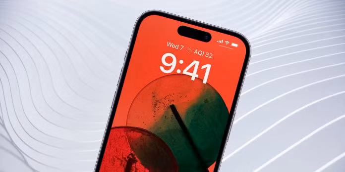 Vào tháng 10/2022, Ming-Chi Kuo đưa ra dự đoán đầu tiên về vấn đề này. Khi đó, ông giải thích rằng nút nguồn và âm lượng vật lý sẽ bị loại bỏ, thay thế bằng các nút trạng thái cứng (không lún vào khi bấm).