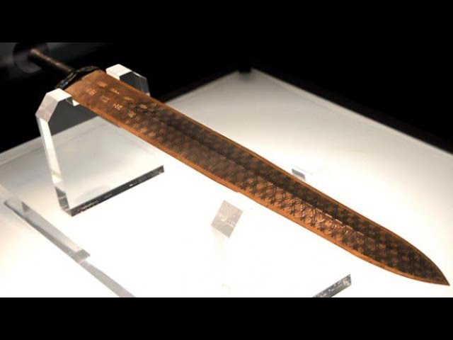 “Đầu tiên, bản thân thanh kiếm được làm từ vật liệu phù hợp là hợp kim giữa đồng, sắt, niken, thiếc, chì… với hàm lượng chì trong thanh kiếm rất nhỏ. Đây là điểm khác biệt giữa thanh kiếm này với những cổ vật khác được tìm thấy trong cùng một ngôi mộ, bởi các đồ vật có thành phần là chì ở mức cao sẽ bị ăn mòn nghiêm trọng. Đồng thời, thiếc tạo ra một lớp bảo vệ bên ngoài thanh kiếm khỏi bị oxy hóa”, tờ The Paper dẫn lời nhóm chuyên gia nói.