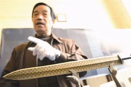 “Tiếp theo là môi trường bên trong ngôi mộ hoàn hảo, khi đây là một ngôi mộ kín và không khí không thể lọt vào bên trong. Nguyên nhân cuối cùng là bao kiếm, khi nó cũng được coi là một lớp bảo vệ thanh kiếm khỏi bị ăn mòn”, nhóm chuyên gia nói thêm.