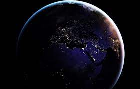 Đi sâu hơn sẽ đến được lõi ngoài lỏng của Trái đất. Ở đây, các dòng kim loại nóng chảy luân chuyển gợi lên từ trường của Trái đất. Và ở trung tâm của sự tan chảy đó là một quả cầu kim loại rắn, quay tròn, lớn khoảng 70% so với Mặt trăng.