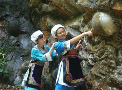 Người dân nơi đây thường nhặt những quả trứng này mang về nhà để thờ và cầu nguyện. Họ tin rằng, chúng mang lại may mắn. Đặc biệt, với các cặp đôi mới cưới, việc mang trứng đá để trong nhà sẽ giúp họ sinh con trai nối dõi tông đường.