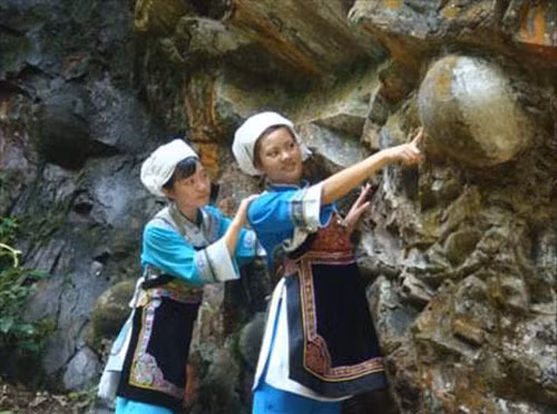 Người dân nơi đây thường nhặt những quả trứng này mang về nhà để thờ và cầu nguyện. Họ tin rằng, chúng mang lại may mắn. Đặc biệt, với các cặp đôi mới cưới, việc mang trứng đá để trong nhà sẽ giúp họ sinh con trai nối dõi tông đường.