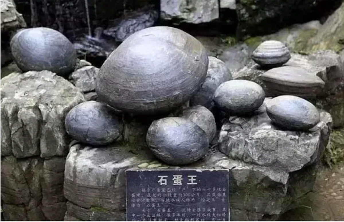 Trong những quả trứng đá chứa một lượng lớn trầm tích. Các chuyên gia cho rằng hình dáng tròn như quả trứng của các viên đá là kết quả từ sự khác biệt trong thời gian xói mòn của mỗi loại đá.