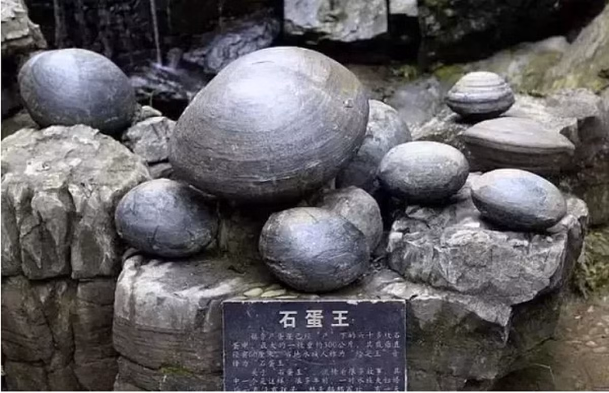 Trong những quả trứng đá chứa một lượng lớn trầm tích. Các chuyên gia cho rằng hình dáng tròn như quả trứng của các viên đá là kết quả từ sự khác biệt trong thời gian xói mòn của mỗi loại đá.