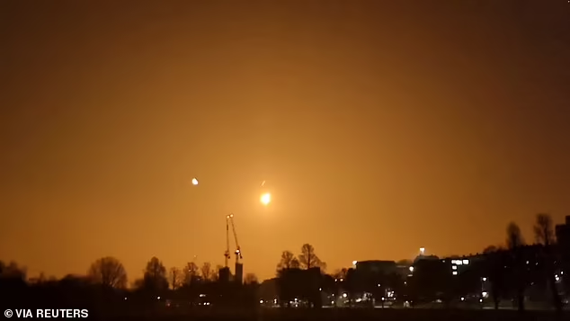 Trước đó, BBC dẫn thông báo của Tổ chức Thiên thạch Quốc tế cho biết Sar2667 sẽ rơi xuống khu vực cách bờ biển pháp khoảng 4 km và tạo ra hiệu ứng "quả cầu lửa".