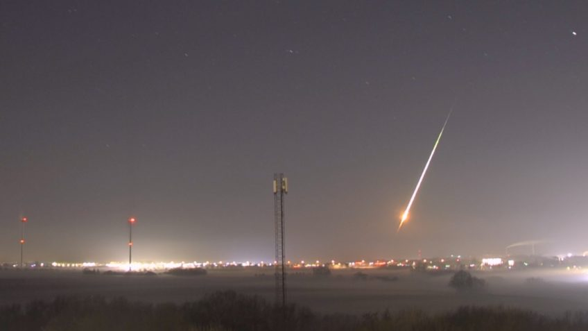 "Vào khoảng thời gian được dự đoán trước, một thiên thạch có đường kính khoảng một mét đã tiến vào khí quyển Trái Đất, tạo ra một quả cầu lửa lớn tại khu vực được xác định trước", các nhà khoa học tại ESA kể lại.