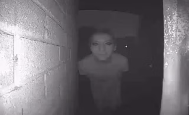 Từ camera an ninh nhà ai đó.