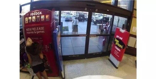 Một người phụ nữ bị nghi "ma ám" ở trung tâm thương mại?