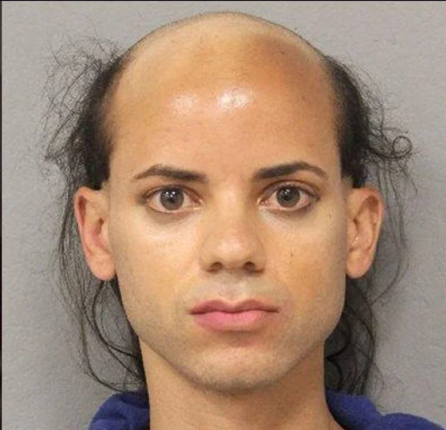 Có ai nhìn bức ảnh này và có cảm giác người này vừa trẻ lại vừa già và vừa là đàn ông vừa là phụ nữ? Một sự kỳ lạ không thể giải thích được.