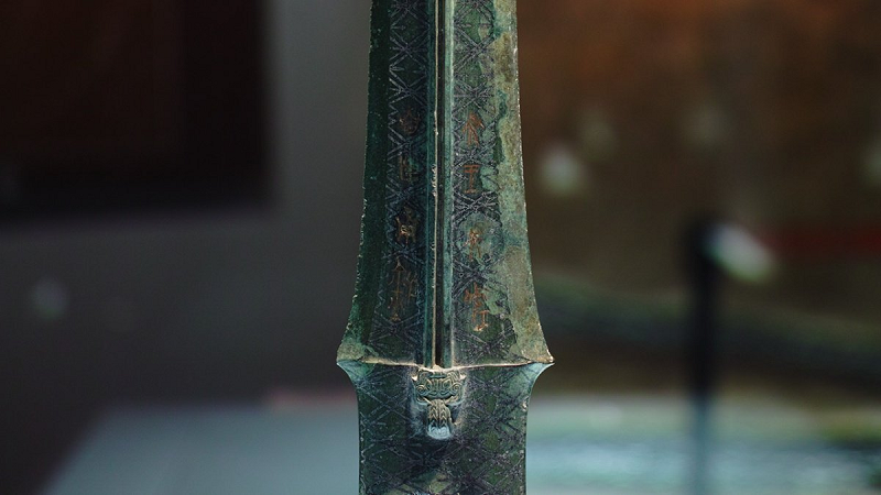 Trong dân gian, Phù Sai nổi tiếng qua những truyền thuyết về Tây Thi, một trong tứ đại mỹ nhân Trung Hoa cổ. Theo đó, ông đã say đắm và yêu chiều Tây Thi, nghe theo nàng mà thả Câu Tiễn về nước Việt. Sau này Câu Tiễn đã phục thù, tiêu diệt được nước Ngô.