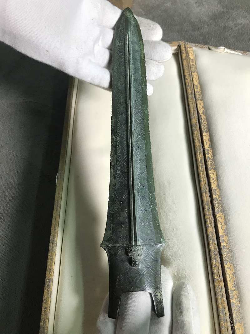 Giáo Phù Sai chỉ có phần ngọn giáo dài 29,5 cm, chỗ rộng nhất là 5,5 cm, có chuôi để tra vào cán. Trên sống giáo ở mỗi mặt có một rãnh dài. Hai bên mặt của ngọn giáo có khắc hình quả trám.