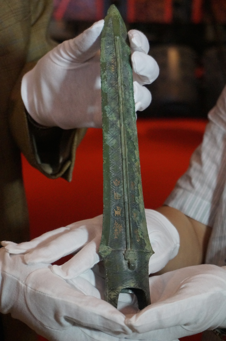 Ngọn giáo bị thời gian lãng quên này gắn với sự nghiệp của một nhân vật lịch sử quan trọng, Phù Sai,vị vua thứ 25 của nước Ngô, trị vì trong khoảng thời gian 495 TCN - 473 TCN. Thời đại của ông đánh dấu đỉnh cao sức mạnh của nước Ngô cũng như sự diệt vong của quốc gia này.