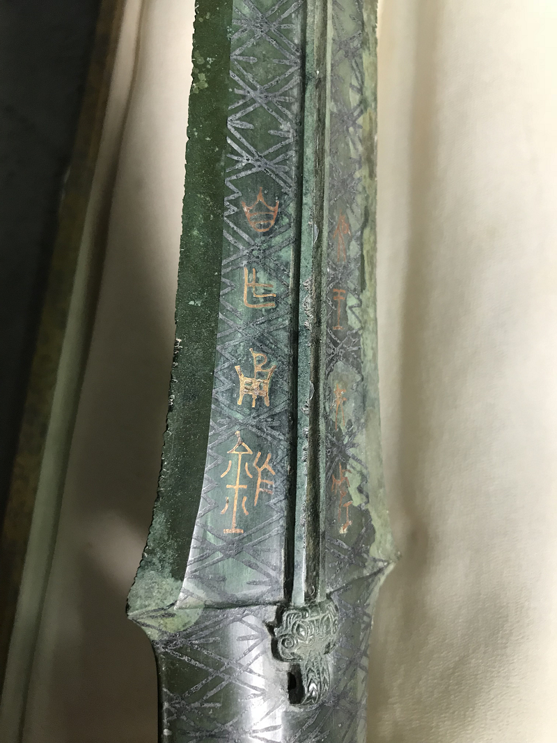 Giới học giả Trung Quốc nhận định, ngọn giáo hơn 2.000 năm tuổi này là một hiện vật lịch sử có giá trị đặc biệt khi còn giữ được vẻ đẹp nguyên bản.