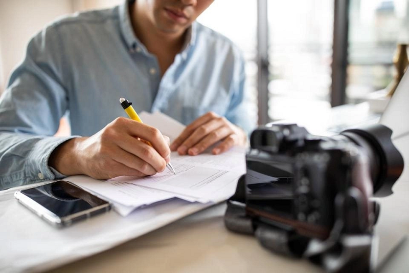 Tờ Guardian nhận định “các giáo sư, lập trình viên và nhà báo đều có thể mất việc vào tay ChatGPT chỉ sau vài năm”. Tờ Information Age cũng đồng quan điểm và tờ Telegraph nhận định chatbot này có thể “làm việc tốt hơn bạn”.