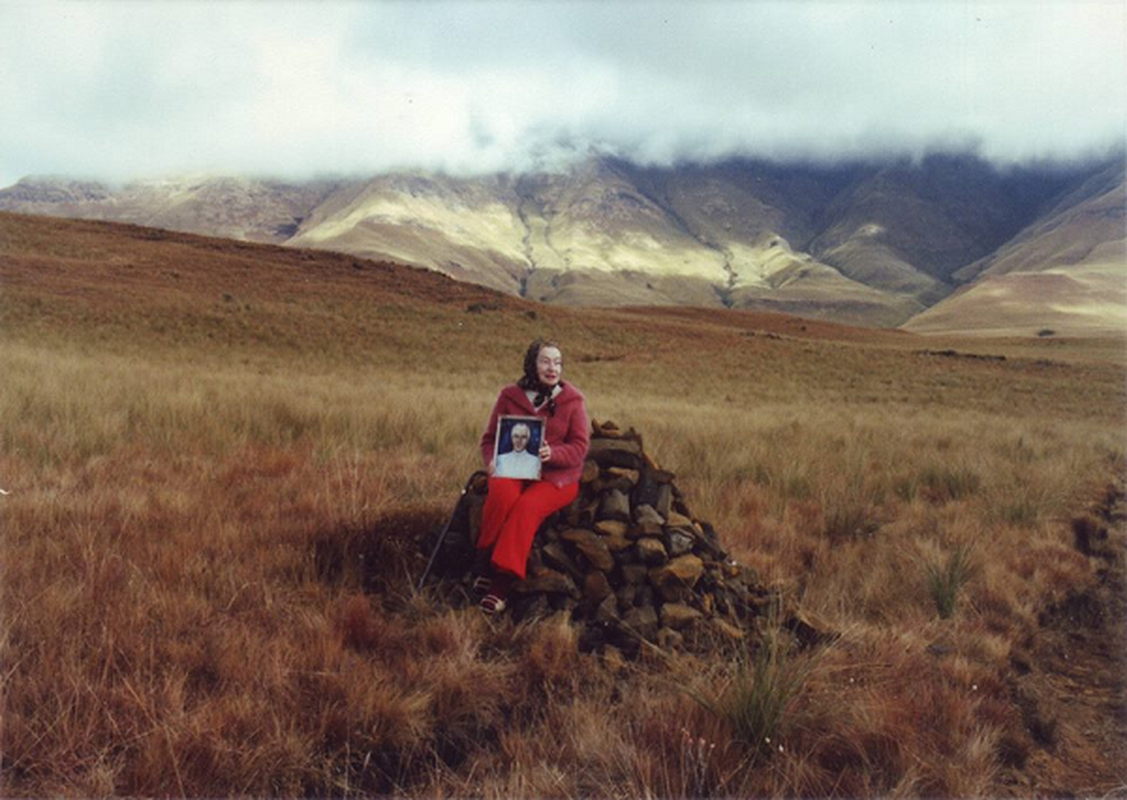 Mối quan hệ giữa họ tiếp tục và Klarer có thai với Akon. Bà quyết định ra đi cùng người yêu, lúc đó là năm 1958. Akon đưa bà đến con tàu mẹ một lần nữa, rồi đến hành tinh Meton. Ở đây trong vòng 4 tháng, bà sinh một cậu con trai, đặt tên là Ayling.