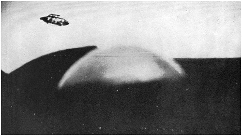 Theo lời ông kể, “người phụ nữ” này cho biết tên là Marla, sinh trước đó 500 năm ở chòm sao Leo. Menger phát sinh tình yêu sâu đậm với người phụ nữ ngoài hành tinh này. Ông ly dị vợ và kết hôn với Marla. Cô tìm cách trở thành công dân Mỹ và thường thực hiện những chuyến bay từ nhà của Menger đến các thiên hà xa xôi trong vũ trụ.