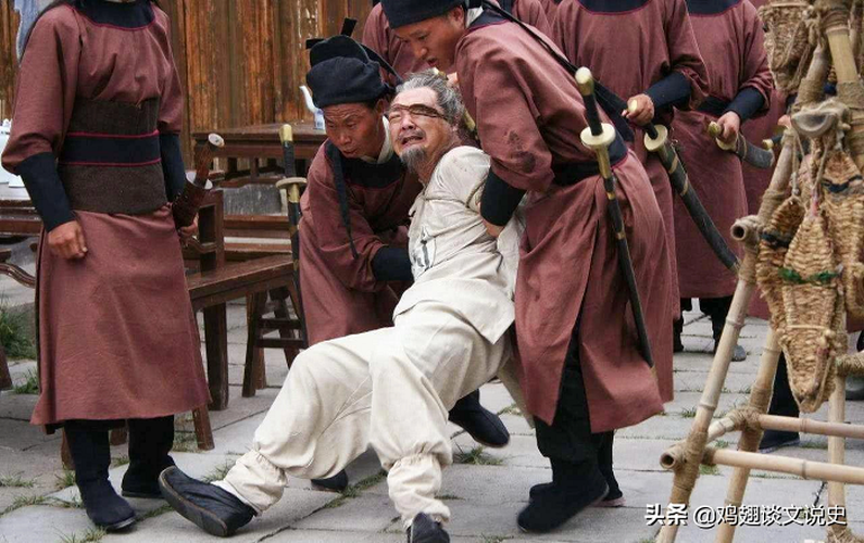 Có một điều kỳ lạ là, tại sao gia đình và người thân của tội nhân không một ai nghĩ đến việc chạy trốn ngay khi biết người trong tộc bị kết tội tru di cửu tộc. Trên thực tế, những kẻ bỏ chạy đều là những kẻ ngu ngốc.