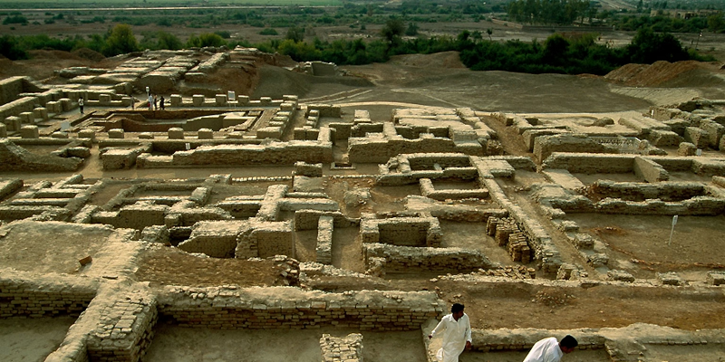 Câu hỏi đặt ra là thành phố vĩ đại này đã bị phá hủy như thế nào? Điều gì đã xảy ra với cư dân của nó? Nhiều cuộc khai quật đã không đưa ra bất kỳ câu trả lời nào.