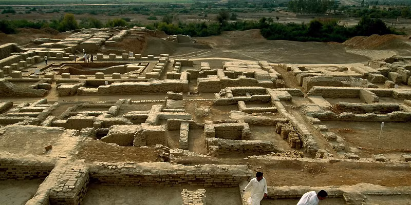 Câu hỏi đặt ra là thành phố vĩ đại này đã bị phá hủy như thế nào? Điều gì đã xảy ra với cư dân của nó? Nhiều cuộc khai quật đã không đưa ra bất kỳ câu trả lời nào.