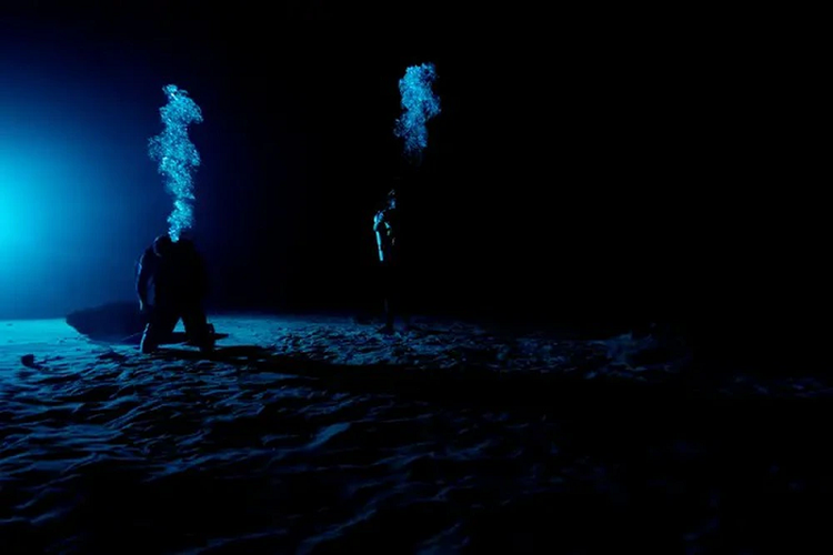 Để rèn luyện về khả năng chịu đựng, các phi hành gia phải tập bài đi bộ trên tường trong bộ đồ bay. Với bài tập này, họ phải đối mặt với tình trạng trọng lực giảm đi 6 lần, tức là tương đương với điều kiện trên Mặt trăng.