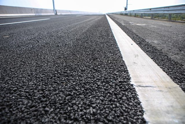 Trên Trái Đất PAH chủ yếu được tìm thấy trong các nguồn tự nhiên như nhựa đường, là một hóa chất có hại với con người khi bị ô nhiễm vào thức ăn và vật dụng. Tuy nhiên trong môi trường thiên văn chúng là thứ liên quan mật thiết đến quá trình hình thành sao và tính chất của các "vườn ươm sao".