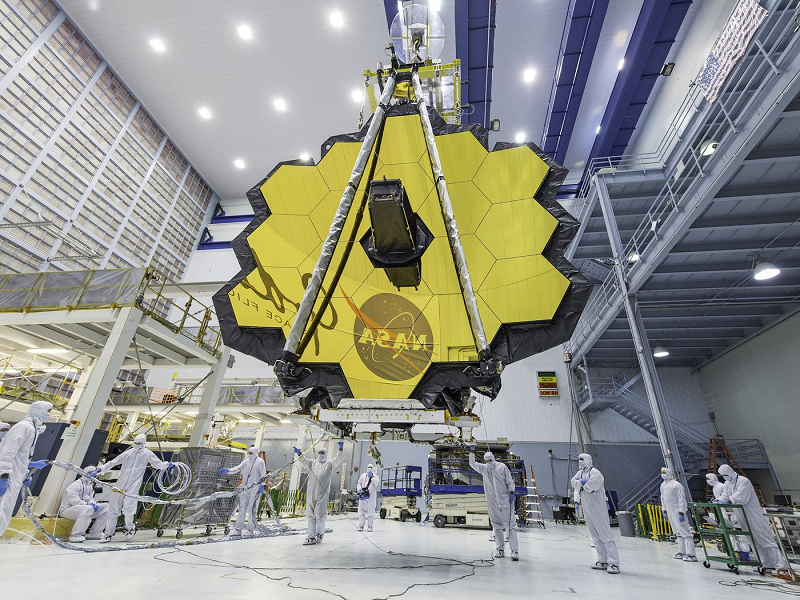 Kính JWST có độ nhạy và độ phân giải chưa từng có với khả năng thu thập từ bước sóng khả kiến cho tới hồng ngoại trung, và là thế hệ kính thiên văn kế tiếp của kính thiên văn không gian Hubble và kính thiên văn không gian Spitzer.