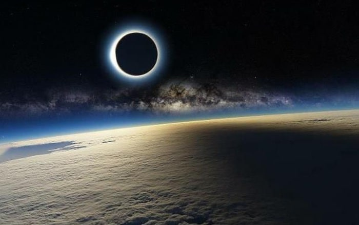 Các nhà thiên văn nhận thấy rằng, sáu vật thể đá nằm ngoài quỹ đạo của Sao Hải Vương tụ tập theo một cách kỳ lạ, với các điểm xa nhất trong quỹ đạo của chúng nằm xa Mặt trời hơn nhiều so với các điểm gần nhất trên quỹ đạo của chúng. Nhóm nghiên cứu đã tính toán rằng, lực hấp dẫn của một hành tinh không nhìn thấy có kích thước gấp 5 đến 10 lần Trái đất có thể giải thích sự lệch tâm trong quỹ đạo của những tảng đá đó.