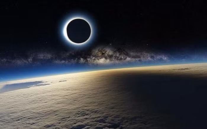 Các nhà thiên văn nhận thấy rằng, sáu vật thể đá nằm ngoài quỹ đạo của Sao Hải Vương tụ tập theo một cách kỳ lạ, với các điểm xa nhất trong quỹ đạo của chúng nằm xa Mặt trời hơn nhiều so với các điểm gần nhất trên quỹ đạo của chúng. Nhóm nghiên cứu đã tính toán rằng, lực hấp dẫn của một hành tinh không nhìn thấy có kích thước gấp 5 đến 10 lần Trái đất có thể giải thích sự lệch tâm trong quỹ đạo của những tảng đá đó.