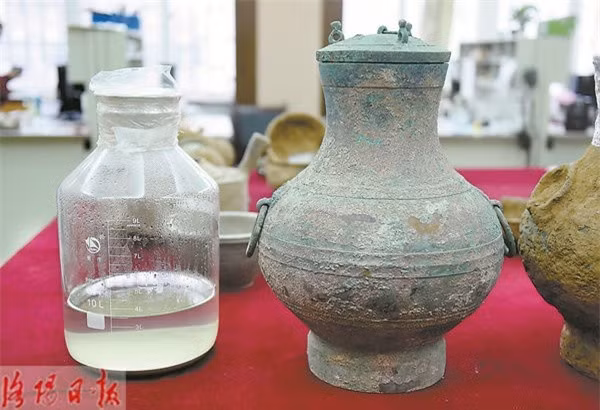 Khi mở ra, các chuyên gia thấy bên trong có hàng trăm viên bùn nhỏ màu nâu. Sau khi kiểm tra trong phòng thí nghiệm, người ta phát hiện thành phần của nó chứa rất nhiều chu sa, địa long và phèn chua… Về cơ bản có thể kết luận là ngũ thạch tán còn sót lại.