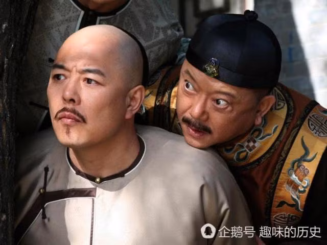 Cuối năm 1776, An Minh vừa được phục chức thì cha mất. Theo thể chế của triều Thanh, khi cha mẹ mất, thì quan viên phải về quê chịu tang 3 năm. Trong 3 năm đó không được ra làm quan. An Minh vì tham lam đã giấu nhẹm chuyện này, không báo tang. Việc gian dối này không qua được mắt của Vĩnh Quý, một viên quan ngự sử. Vĩnh Quý là một đại thần được Càn Long rất coi trọng.