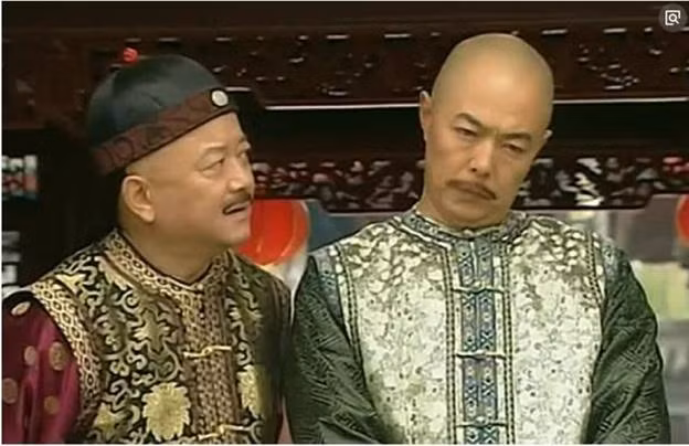 Trong vụ việc lần này, Hòa Thân thật sự cũng bị An Minh qua mặt, giấu chuyện cha chết. Đây quả là một đòn đánh chí mạng vào Hòa Thân. Khi ông ta mới làm quan chưa lâu, uy tín cùng vây cánh cũng chưa có.