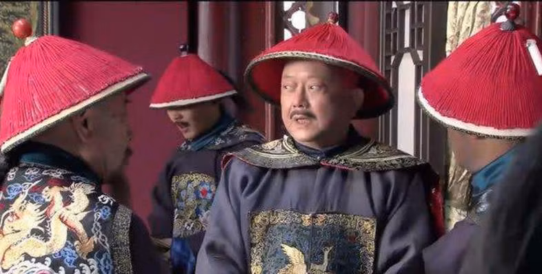 Sự việc này xảy ra vào năm 41 Càn Long (năm 1776), bắt đầu từ một viên quan tư vụ (chức quan làm nhiệm vụ cung ứng tiền bạc, vật tư) bộ Hộ tên An Minh. Bộ Hộ là cơ quan quan trọng, quản lý tiền bạc, sưu thuế, lương thực của toàn quốc. Do đó, giữ chức tư vụ thu được rất nhiều lợi lộc.