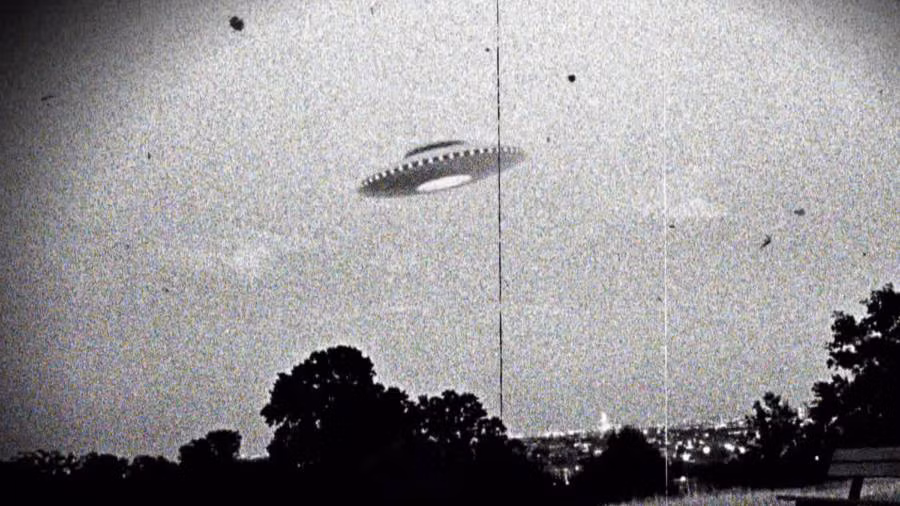 Theo đó, nhiều UFO được phát hiện vào buổi đêm, ở nơi có nhiều người sinh sống, vào lúc đẹp trời và người dân có thời gian để thư giãn, quan sát bầu trời.