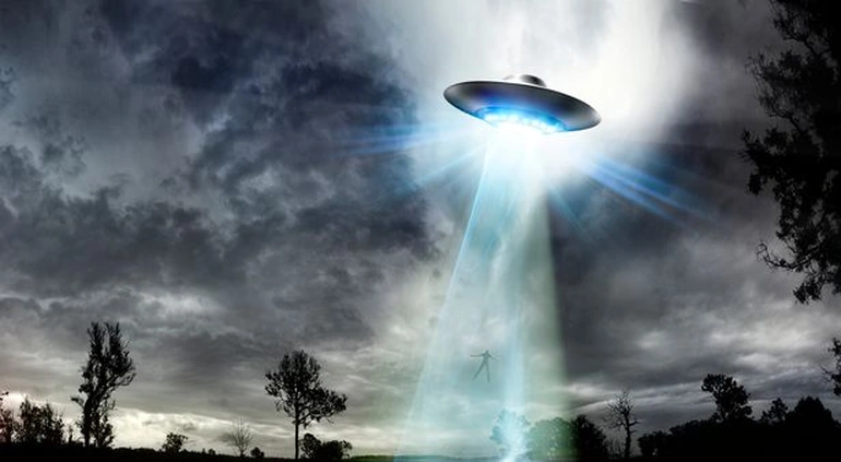 Thông qua số liệu về các vụ trình báo từ người dân của Trung tâm trình báo UFO quốc gia (Mỹ) từ đầu năm 2019 đến tháng 6/2020, bà Cooke cho biết các bang như Texas, California tuy có số vụ phát hiện UFO nhiều nhưng tính bình quân trên 100.000 dân thì các bang thưa dân như Idaho, Montana, New Hampshire và Maine mới là những địa điểm dễ bắt gặp UFO.