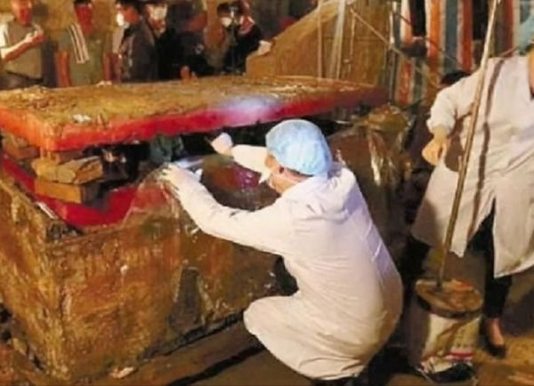 Ngôi mộ cổ có chiều dài khoảng 30m, bị chôn sâu hơn 10m so với mặt đất.