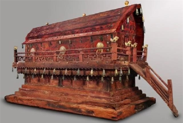 Bên trong ngôi mộ là chiếc quan tài cao 1,5m, bề rộng 2,6m và sâu 20 cm.