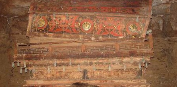 Do không tìm được bất cứ hiện vật nào nói về danh tính của chủ nhân ngôi mộ nên các chuyên gia gặp nhiều khó khăn trong việc xác định thân thế của nữ nhân đội vương miện vàng.