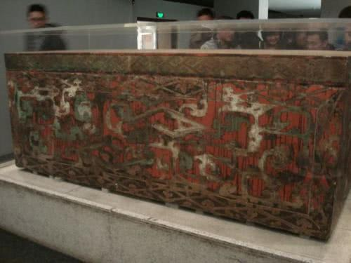 Nhìn từ bên ngoài, ngôi mộ trông giống như căn nhà được làm bằng đá. Bên trong ngôi mộ là chiếc quan tài cao 1,5m, bề rộng 2,6m và sâu 20 cm.