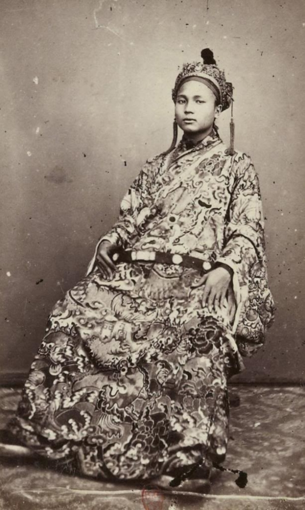 Một vị hoàng thân mặc trang phục rồng phượng cầu kì.