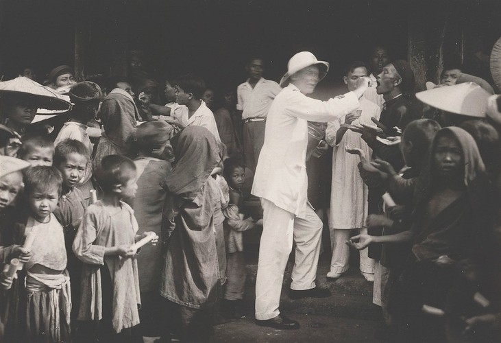 Các bác sĩ phát thuốc ký ninh chống sốt rét cho dân chúng.