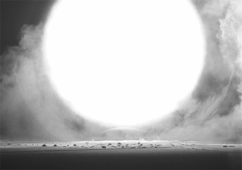 Quả cầu lửa khổng lồ bùng lên phía trên sa mạc. Xe tăng, xe jeep và các phương tiện cơ giới khác bị hủy diệt trong nháy mắt.