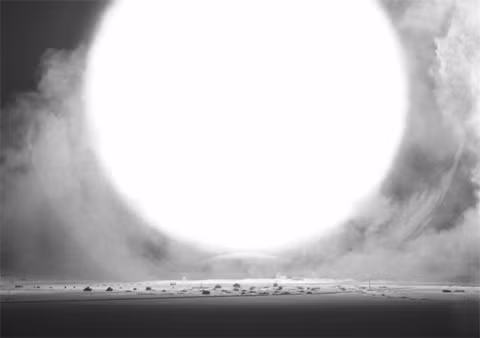 Quả cầu lửa khổng lồ bùng lên phía trên sa mạc. Xe tăng, xe jeep và các phương tiện cơ giới khác bị hủy diệt trong nháy mắt.