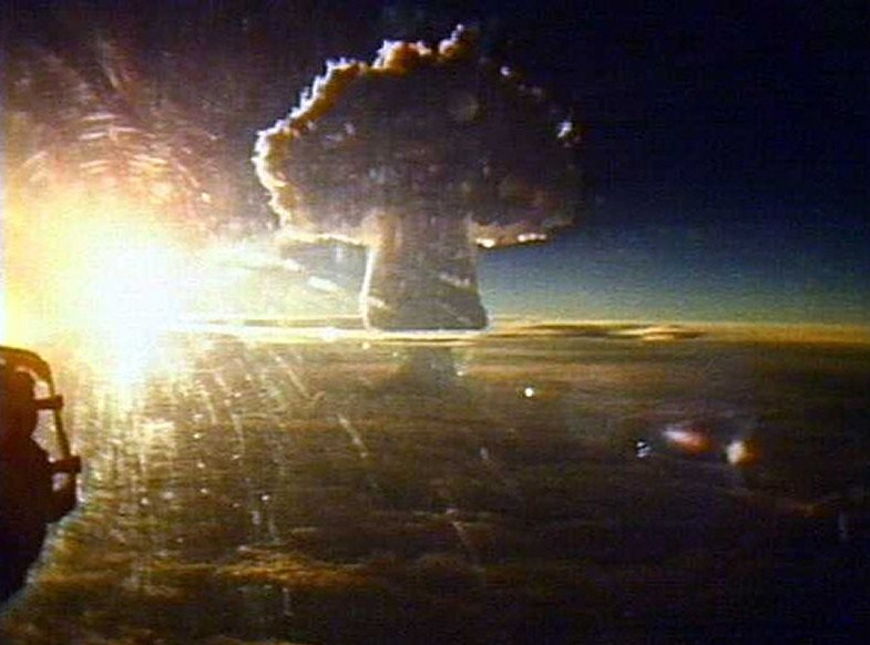 Bom nhiệt hạch AN606 có biệt danh bom Sa hoàng (Tsar Bomba) là một trong những bom nguyên tử có sức hủy diệt khủng khiếp nhất trong lịch sử.