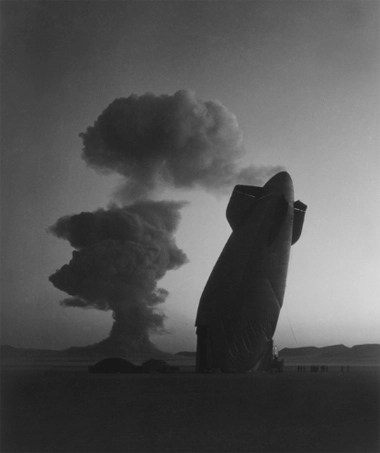 Sóng sốc từ vụ nổ bom nguyên tử năm 1957 làm rơi quả khinh khí cầu ở độ cao vài km.