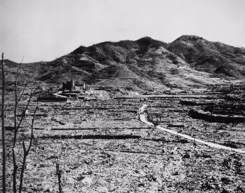 Cảnh tượng phần còn lại của một nhà thờ trên đồi tại thành phố Nagasaki, Nhật Bản sau khi Mỹ ném bom nguyên tử xuống đây năm 1945.