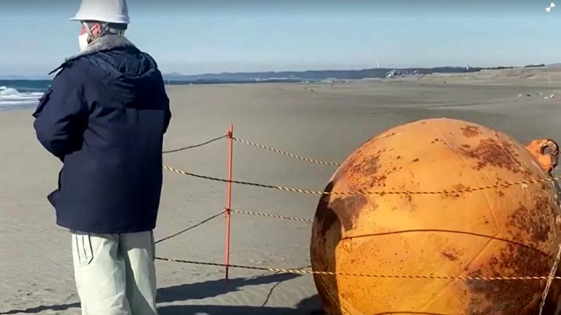 Vì vậy, một số người dân đứng xem ở hiện trường đã đùa rằng đây là “trứng rồng” hay vỏ tàu của người ngoài hành tinh.